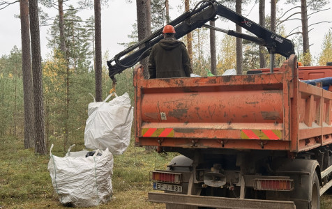 R. Jonaičio miške aptiktos atliekos surinktos: miškininkams tokių vietų tvarkymas tapo kasdienybe